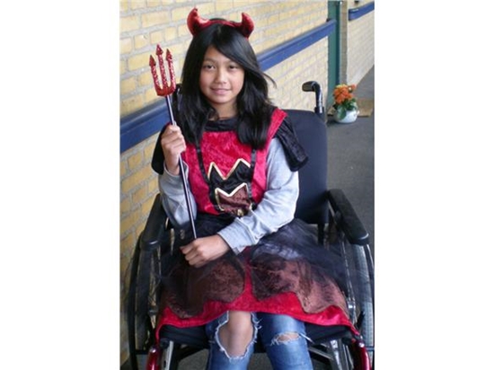 Billede af Djævlekjole. Kostume til kørestolsbruger