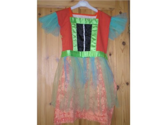 Billede af Fantasikjole. Kostume til kørestolsbruger